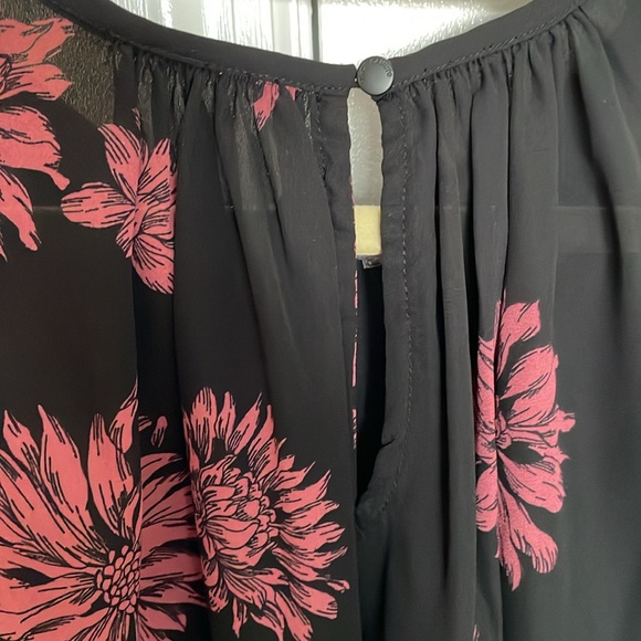 NWT Vince Camuto floral pattern, sleeveless top with button keyhole; Size L - Picture 4 of 11